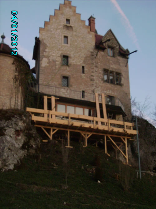 Eine Terrasse am steilen Hang für das Schloß Uhenfels